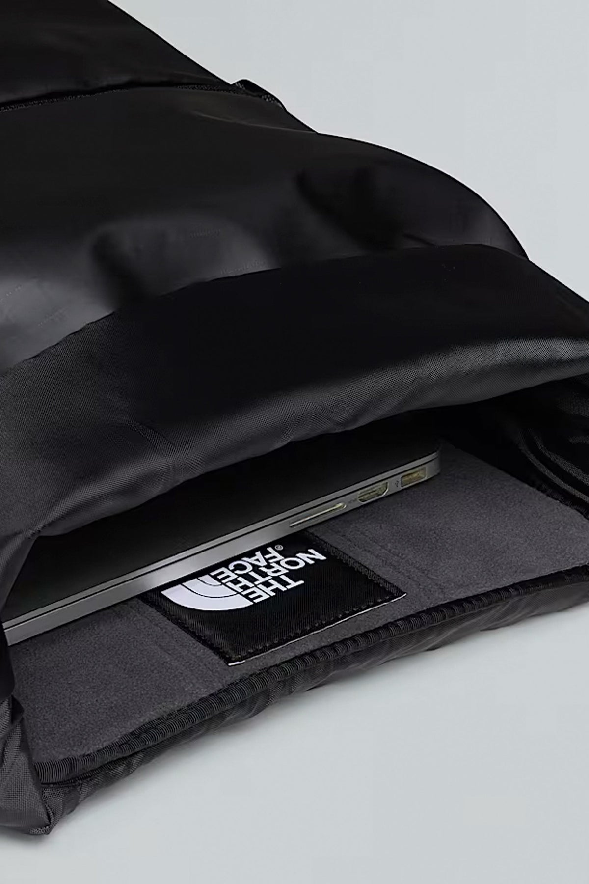 THE NORTH FACE - BASE CAMP VOYAGER ROLLTOP BACKPACK - 25L